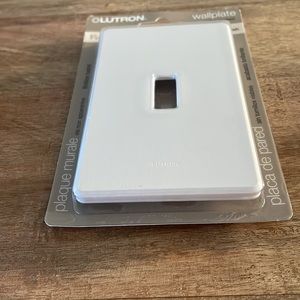 Lutron  Fassada 1-Gang Standard Screwless Toggle Wall Plate, White